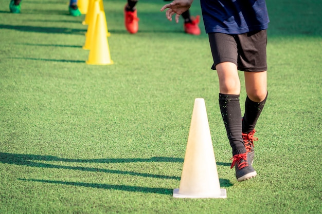 Joven futbolista entrenando en el campo de fútbol