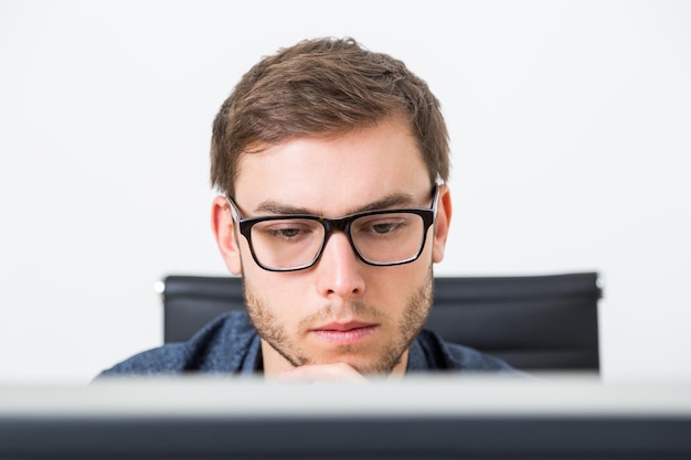 Joven con gafas analizando datos