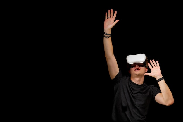 Joven con gafas de realidad virtual vr gafas aisladas sobre fondo negro dentro de un metaverso