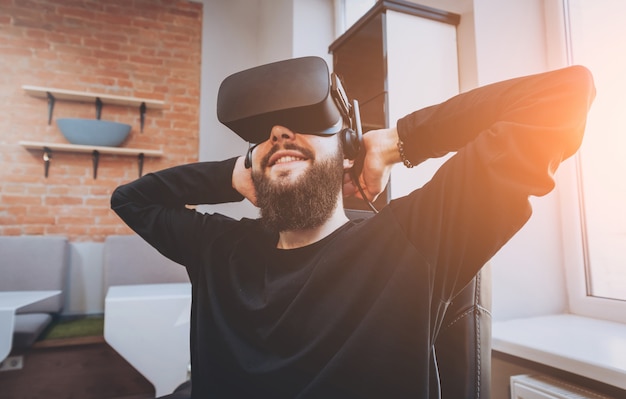 El joven con gafas de realidad virtual