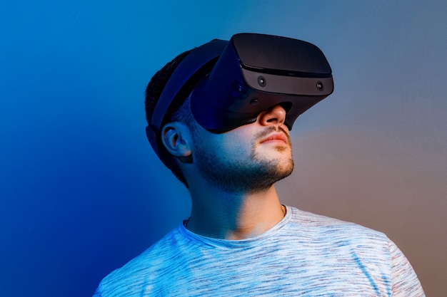 Joven con gafas de realidad virtual