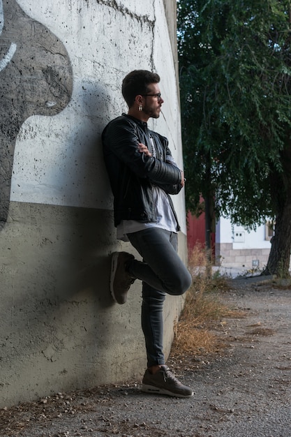 Joven con gafas con ropa de calle