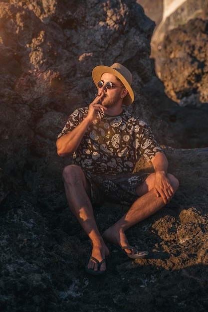 Foto joven con gafas de sol fumando un porro