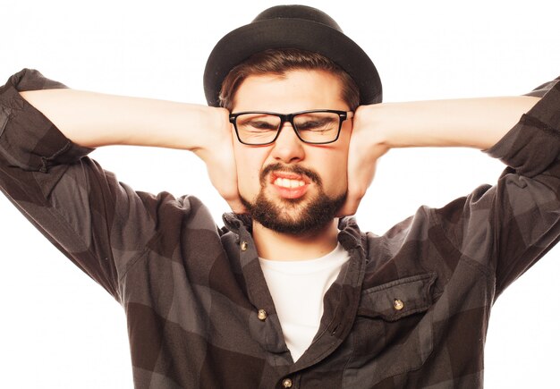 Joven con gafas y sombrero