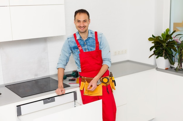 Joven en general la instalación de la estufa de inducción