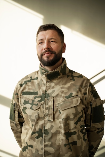 Foto joven general de tiro medio en uniforme.