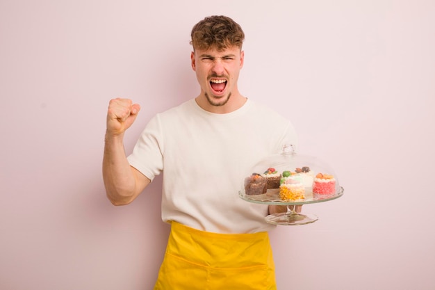 Joven genial gritando agresivamente con una expresión enojada concepto de pasteles caseros