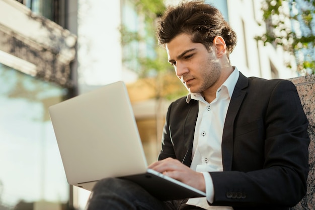 Un joven gerente usa una computadora portátil El economista navega por Internet El abogado responde a los clientes