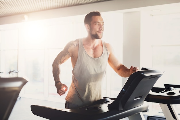 Joven con gimnasio