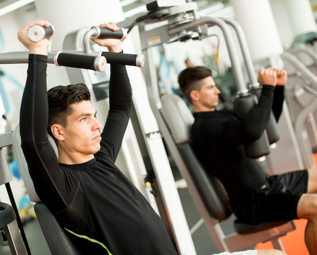 Joven en el gimnasio