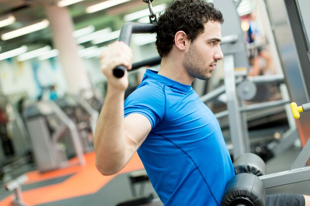 Joven en el gimnasio