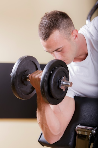 Joven en el gimnasio