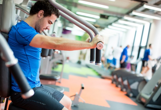 Joven en el gimnasio