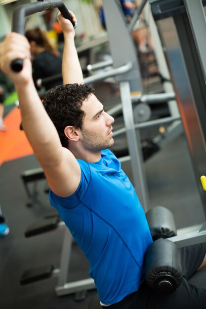 Joven en el gimnasio