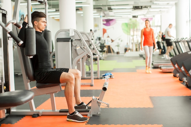 Joven en el gimnasio