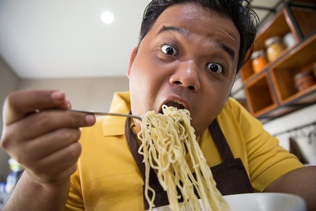 Joven gordo comiendo