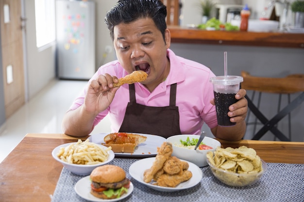 Joven gordo comiendo