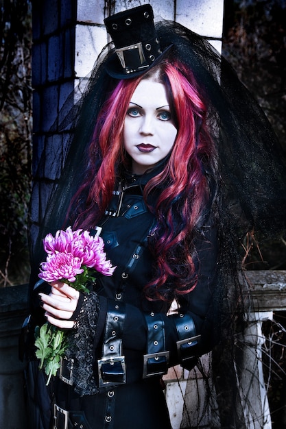 Foto joven gótica con el pelo rojo
