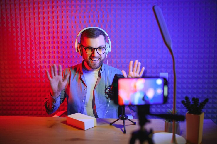Foto joven grabando o transmitiendo podcast usando un micrófono en su pequeño estudio de transmisión creador de contenido