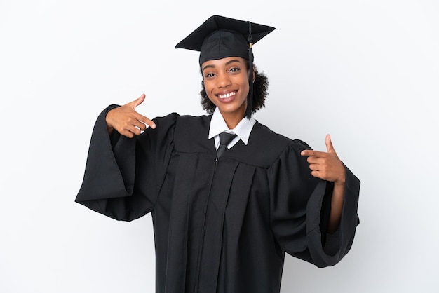 Joven graduada universitaria afroamericana aislada sobre fondo blanco orgullosa y satisfecha de sí misma