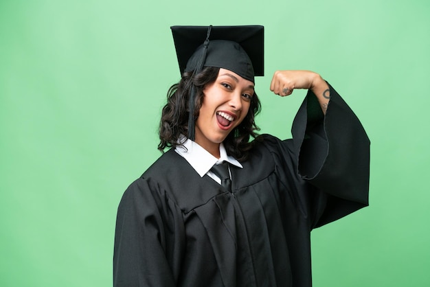 Joven graduada universitaria argentina con antecedentes aislados haciendo un gesto fuerte