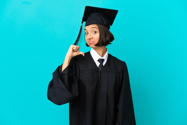 Joven graduada universitaria sobre fondo azul aislado orgullosa y satisfecha de sí misma