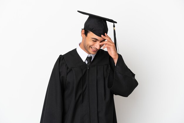 Joven graduado de la Universidad sobre fondo blanco aislado riendo