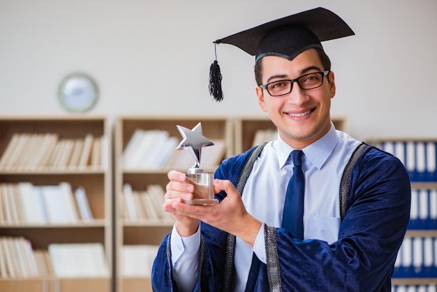 Joven graduado de la universidad