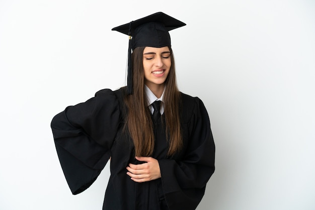 Joven graduado universitario aislado sobre fondo blanco que sufre de dolor de espalda por haber hecho un esfuerzo