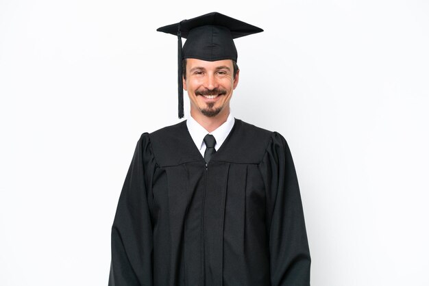 Joven graduado universitario hombre aislado sobre fondo blanco riendo