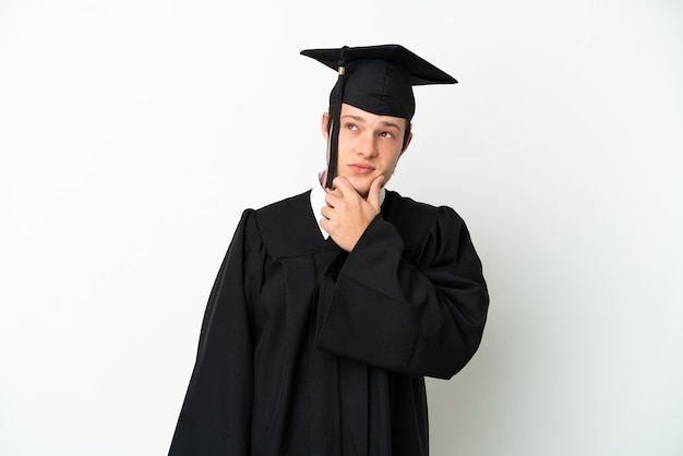 Joven graduado universitario ruso aislado sobre fondo blanco con dudas