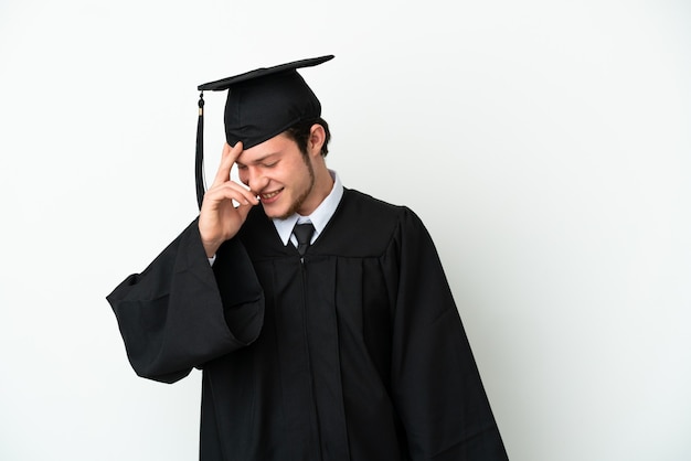 Joven graduado universitario ruso aislado sobre fondo blanco riendo