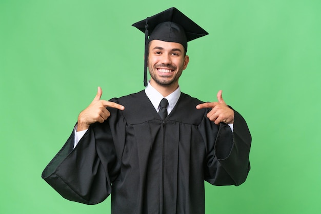 Joven graduado universitario sobre un fondo aislado orgulloso y satisfecho de sí mismo