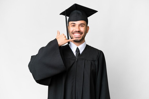 Joven graduado universitario sobre fondo blanco aislado haciendo gesto de teléfono Llámame de nuevo firmar