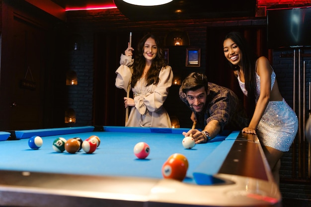 Foto joven grupo de diversidad de personas jugando al billar juntos con sonrisa, disfrute y diversión