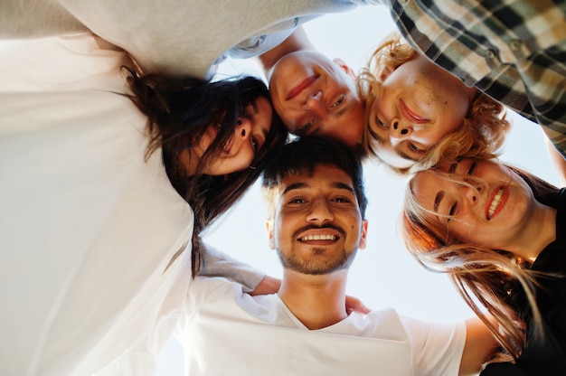 Joven grupo multiétnico de personas en cine al aire libre.