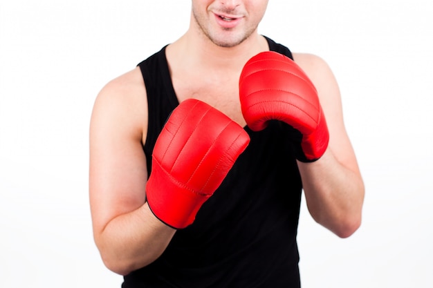 joven con guantes de boxeo