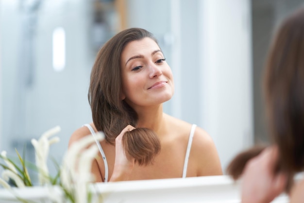 Joven guapa morena en el baño Foto de alta calidad