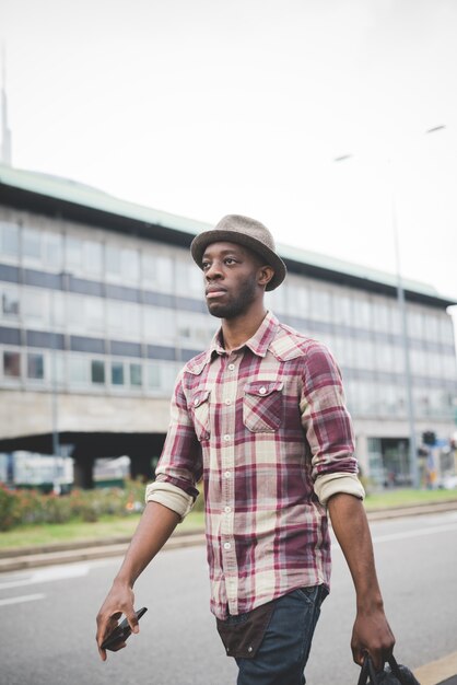 joven guapo afro negro