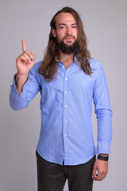 joven guapo con barba y pelo largo