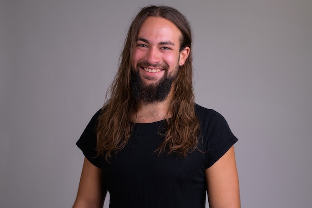 joven guapo con barba y pelo largo