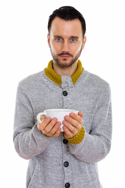 Joven guapo con barba