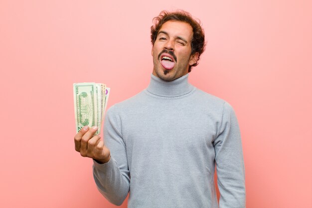 Joven guapo con billetes de dólar