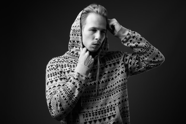 joven guapo en blanco y negro