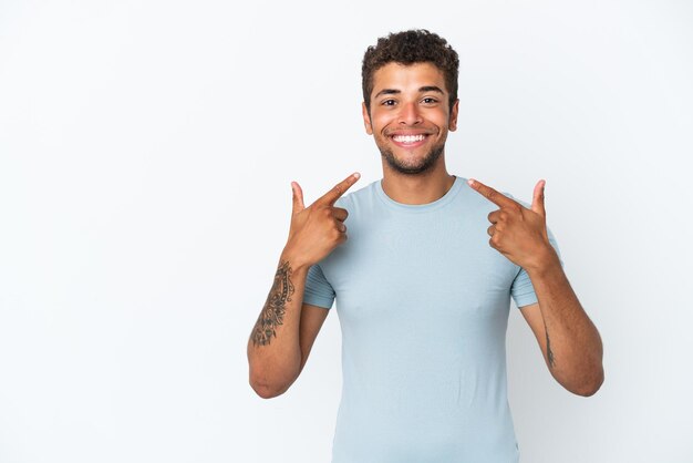 Joven guapo brasileño aislado sobre fondo blanco dando un pulgar hacia arriba gesto