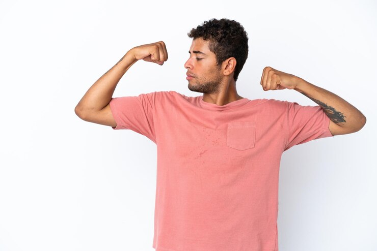 Foto joven guapo brasileño aislado sobre fondo blanco haciendo gesto fuerte