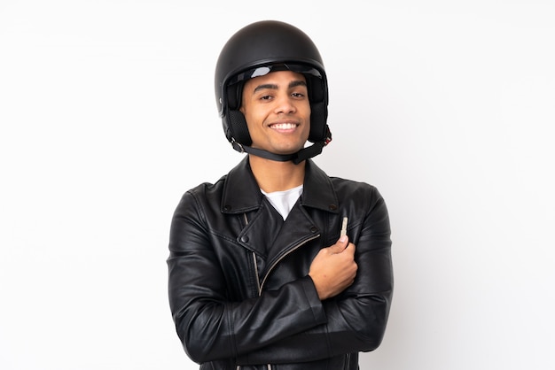 Joven guapo con un casco de moto sobre pared blanca aislada