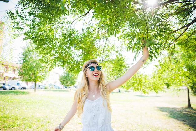 joven guapo caucásica larga rubia hippie mujer bailando en un parque de la ciudad