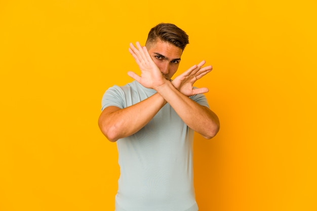 Joven guapo caucásico aislado expresando emociones