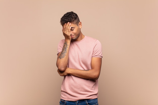 joven guapo contra la pared aislada